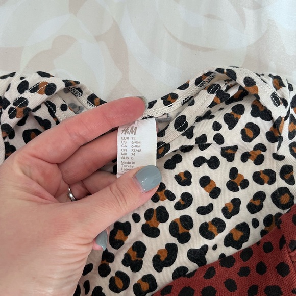 🌻3/25$ Set of 3 baby girl leopard print onesies 6-9 months - Picture 4 of 5